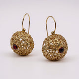 ORECCHINI CUPOLA TRAFORATA CON GRANATO