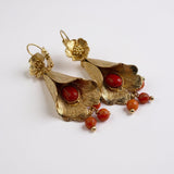 ORECCHINI PICCOLA CALLA CON BACCHE DI CORALLO